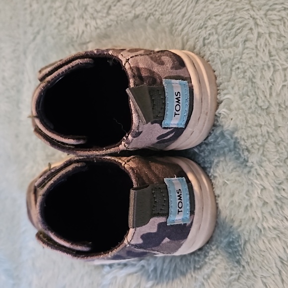 Toms Toddler Camo Canvas shoes size 4 - Picture 2 of 5